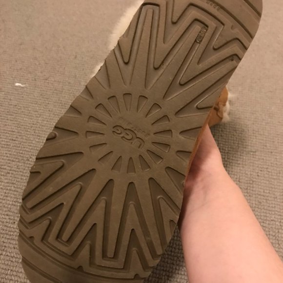 UGG Bailey Button Boot - Picture 7 of 9